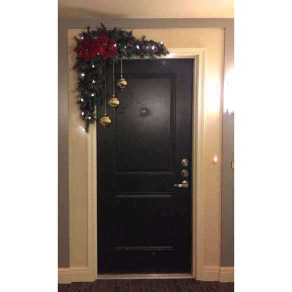 Apartment-friendly Christmas door decorations with removable wreath and small space solutions
